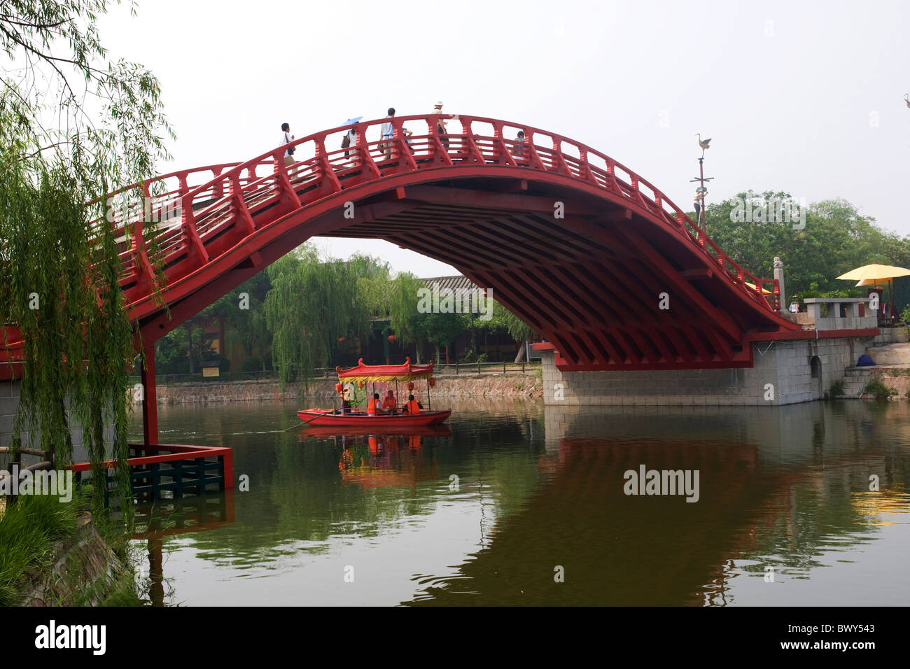 Réplique d'un pont en bois cintrées de la dynastie Song, Millennium Park, ville de Kaifeng, province de Henan, Chine Banque D'Images