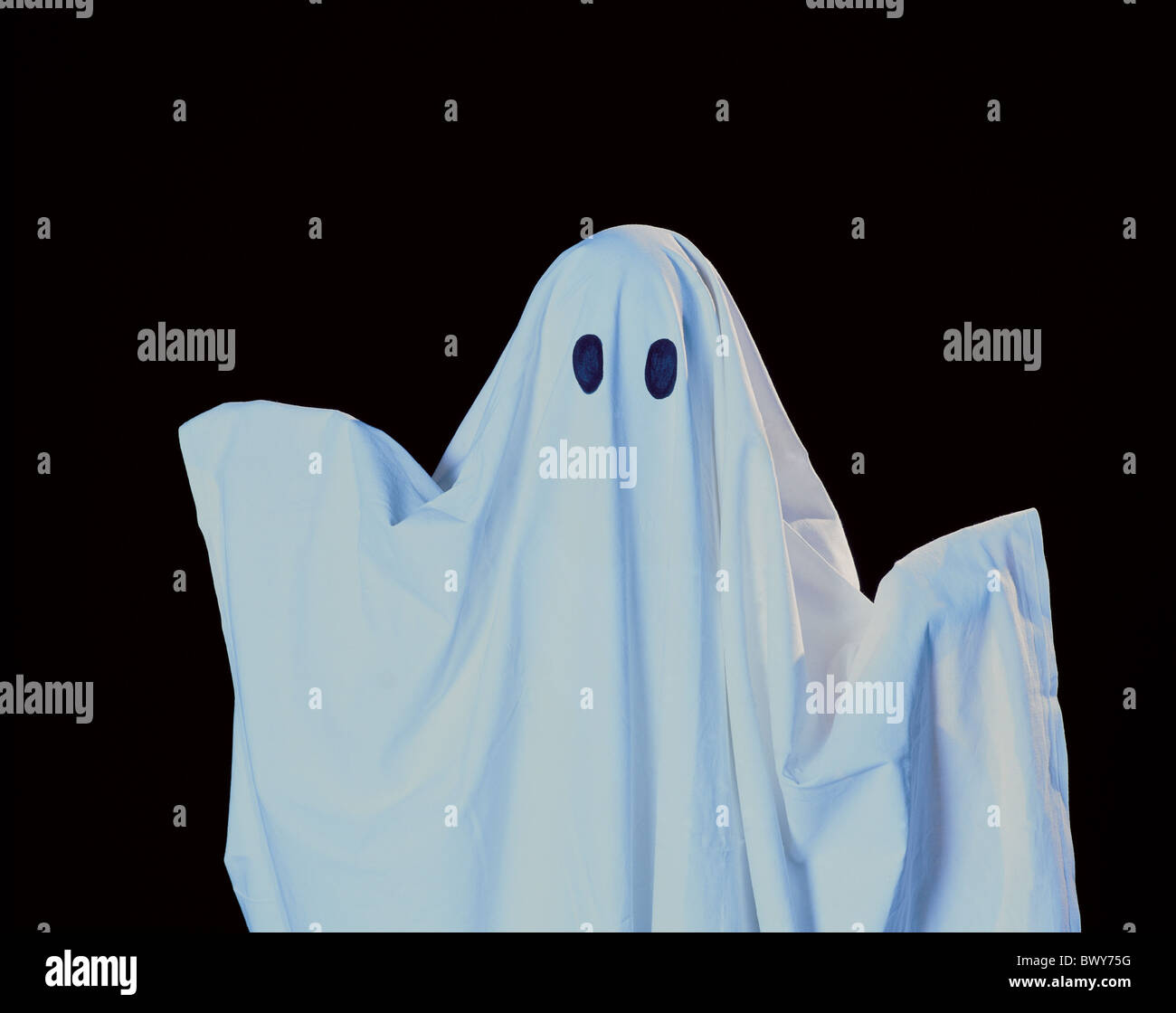 Le linge de lit blanc fantôme hante l'esprit portrait trous peur ghost  Photo Stock - Alamy