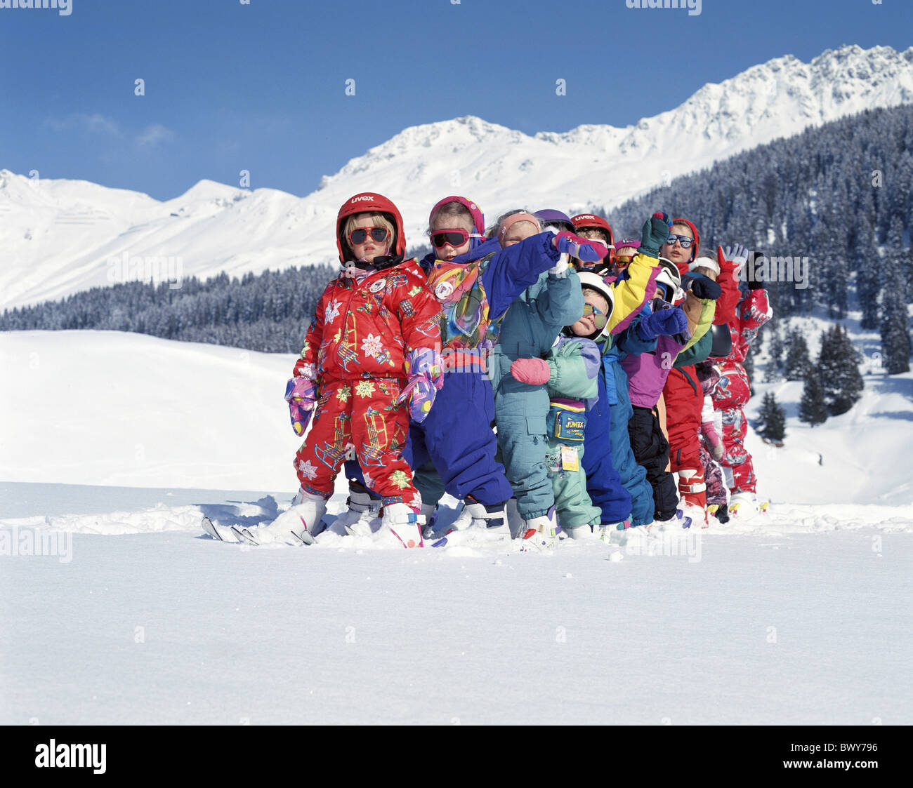 L'un après l'autre casques canton Grisons Grisons Suisse Europe enfants ligne Suisse Europe skiádi Banque D'Images