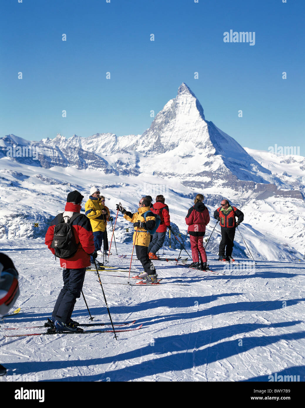 L'hiver les sports d'hiver sport group canton Valais Cervin Vue montagne Suisse Europe aucun modèle re Banque D'Images