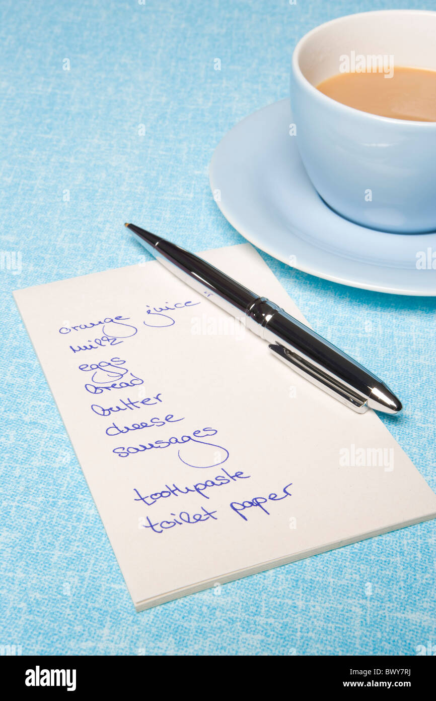 Liste de magasinage et tasse de café Banque D'Images