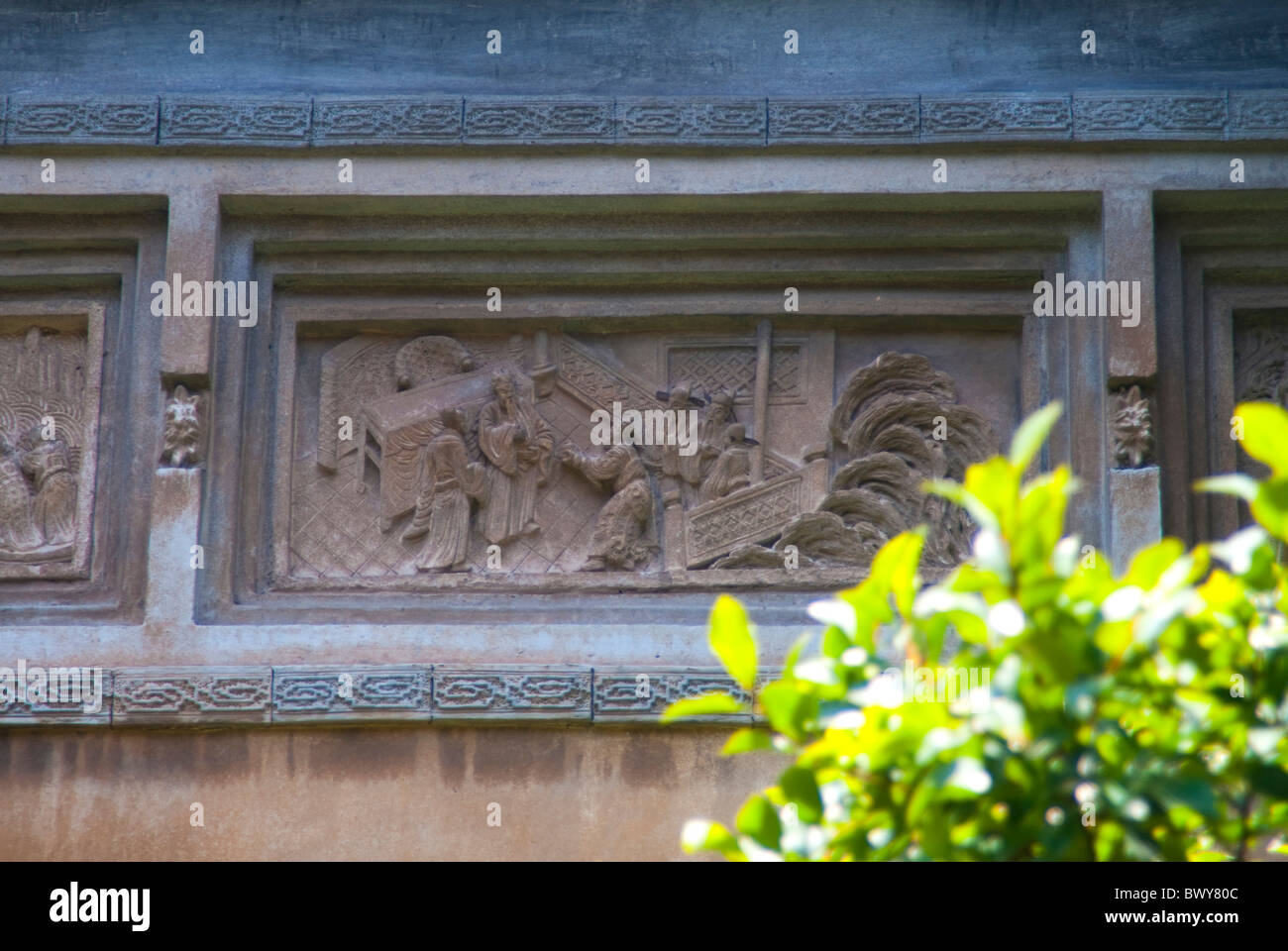 Relief représentant le folklore, ancien Temple, Zhenjun Wozhou Mountain, Xinchang, Province de Zhejiang, Chine Banque D'Images