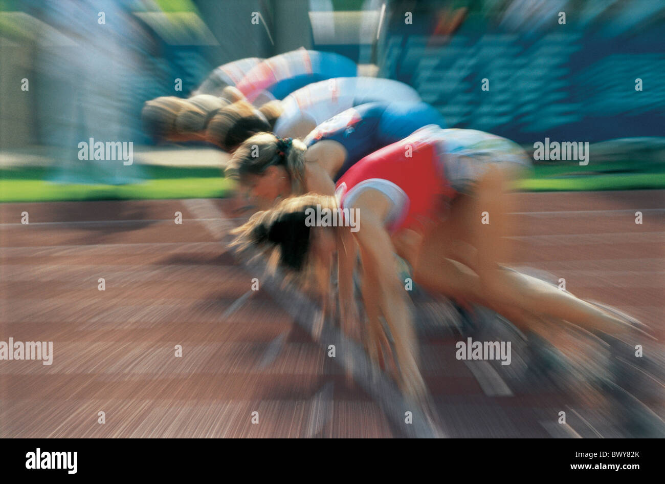 Les effets de flou athlétisme modèle ne libération exécutant sprint sport femmes démarrage poussée de sprinter Banque D'Images