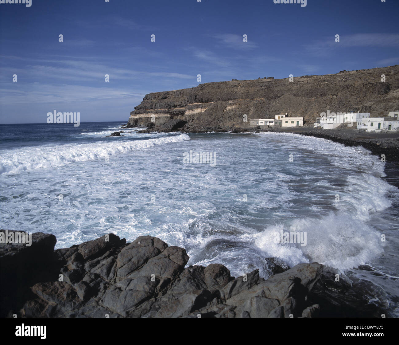 Les vagues de surf books Casas Los Molinos village rock cliff village de pêcheurs Fuerteventura Canaries isles Banque D'Images