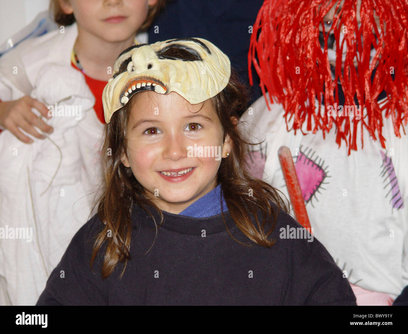 L'intérieur de l'Halloween Costumes enfants groupe filles rire portrait  masque déguisement fancy dress Photo Stock - Alamy