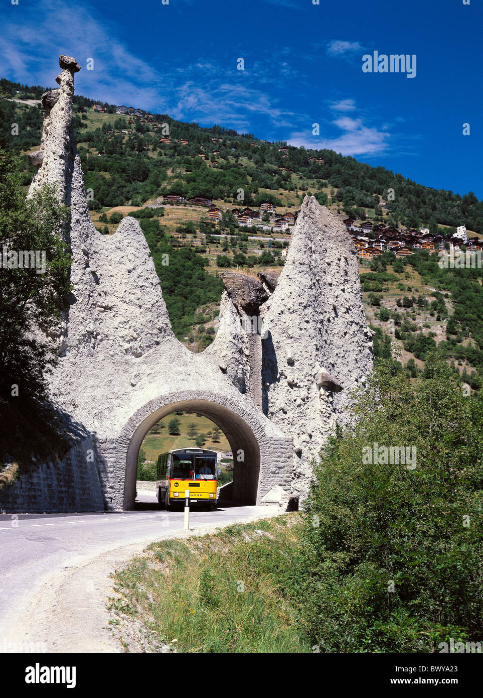 Car Postal Suisse Europe Valais falaise falaise formations of Euseigne Pyramides pyramide transport bus tunnel Banque D'Images