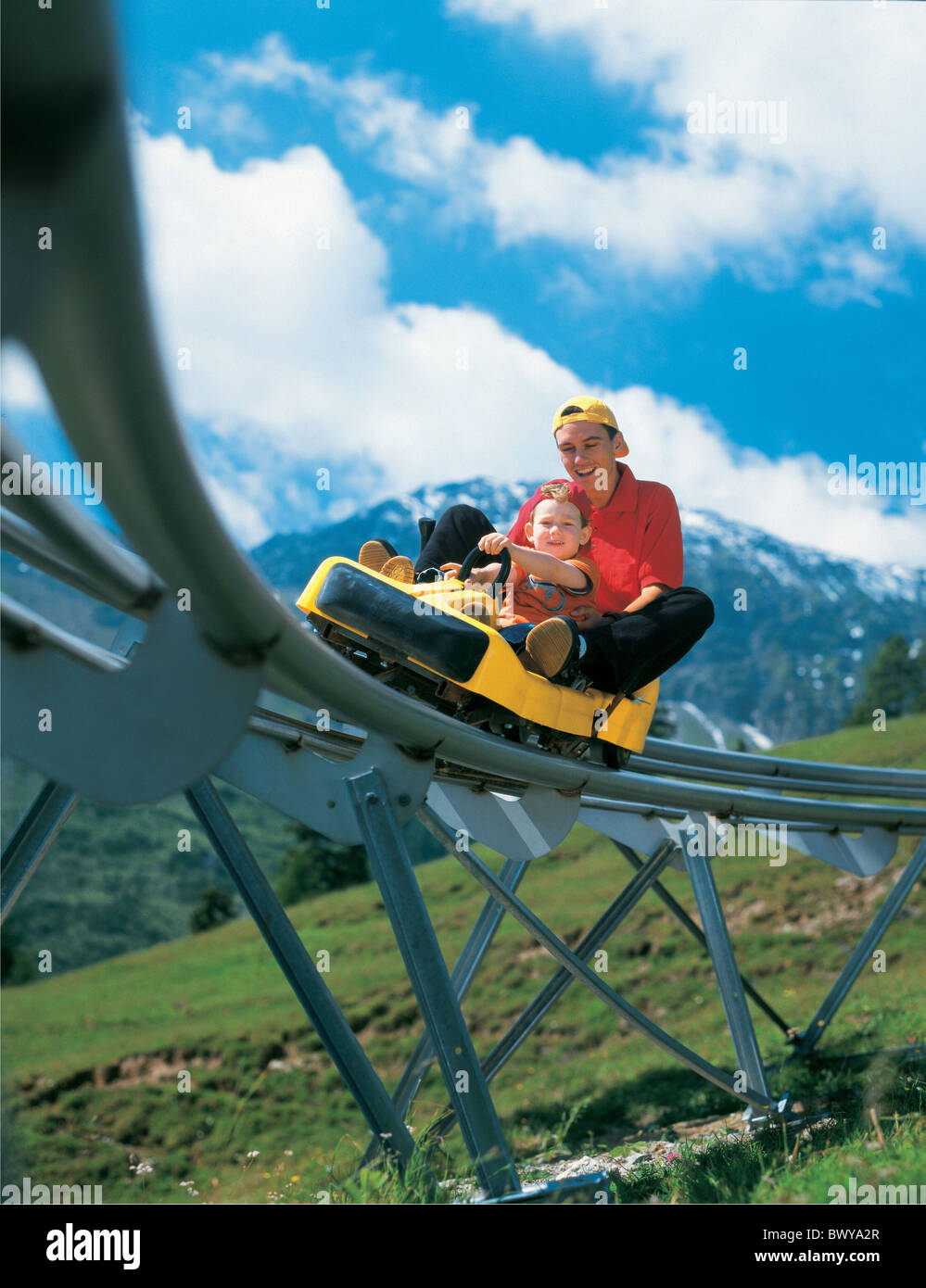 Excursion enfant famille père blague fun laughing man déménagement fils temps libre de luge d'été sl Banque D'Images