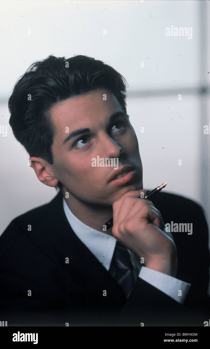 Homme d'affaires monde commercial manager couvent portrait crayon student thinking écrit im Banque D'Images