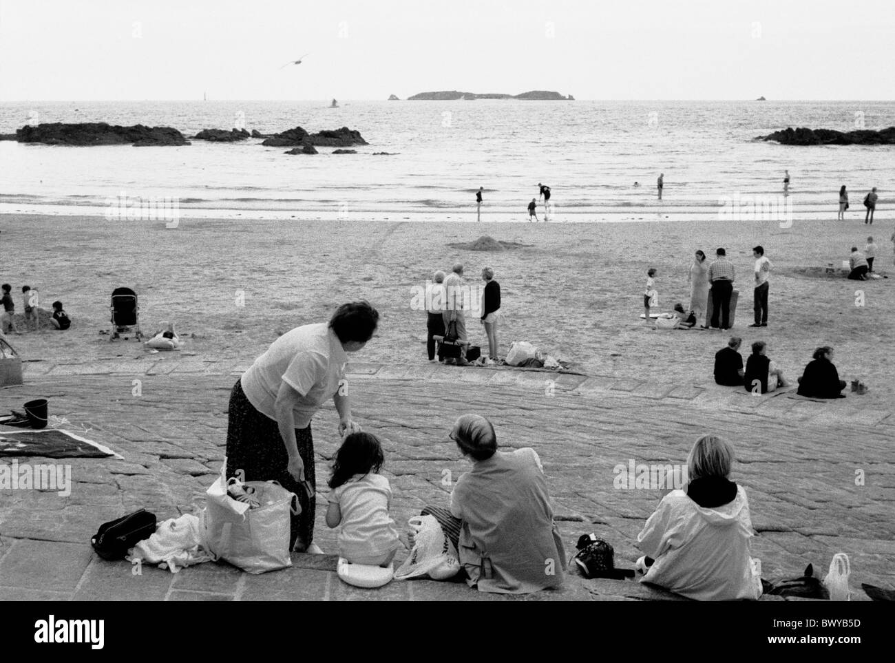 Les gens de la famille plage baigneurs personne mer plage mer noir et blanc Banque D'Images