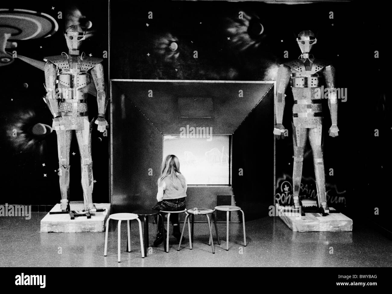 Enfant enfants tabourets chiffres cinéma cinéma enfant robot fille à la science-fiction en noir et blanc s'asseoir Banque D'Images