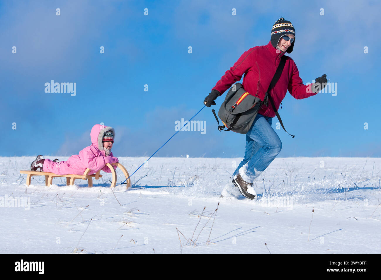 Femme fille enfant tirant sur le traîneau en bois en hiver paysage, Dobel, Forêt Noire, Gerrmany Banque D'Images
