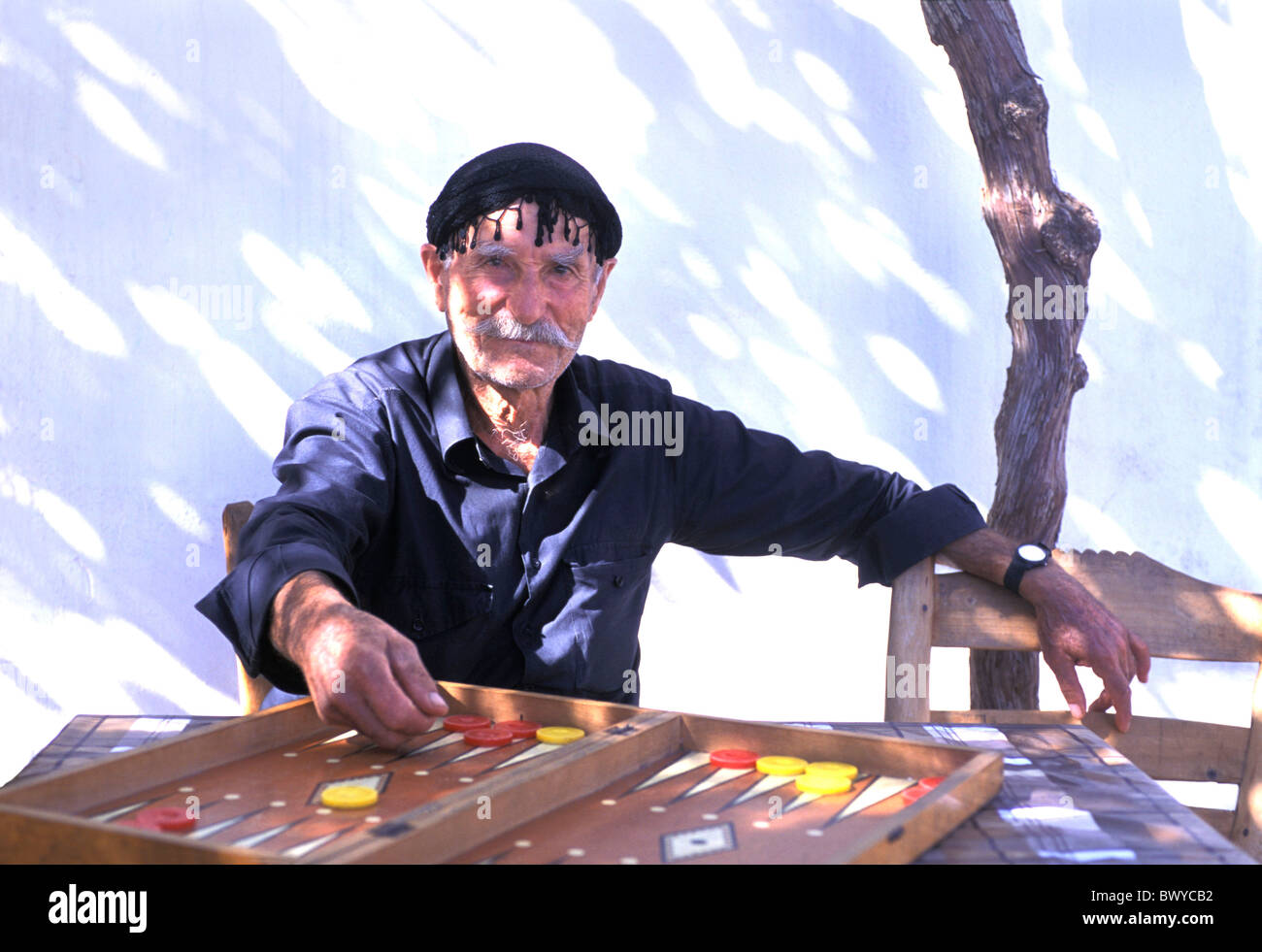 À l'extérieur salon de coiffure jeu backgammon Grèce Crète modèle homme portrait parution Sariki Senior citizen pl Banque D'Images