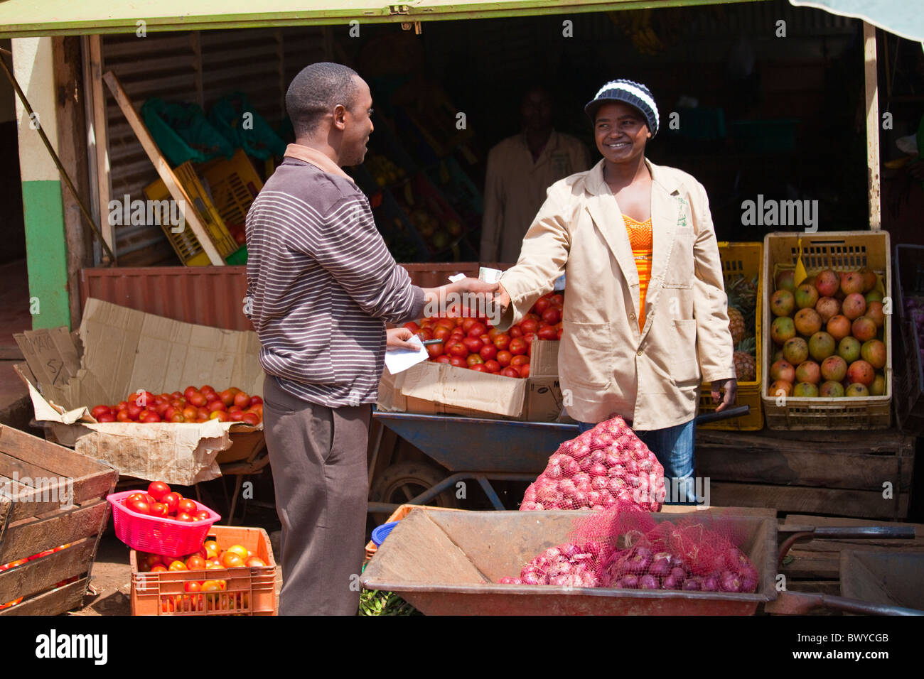 Administrateur d'une ONG (Maji Mazuri) acheter des oignons, Nairobi, Kenya Banque D'Images