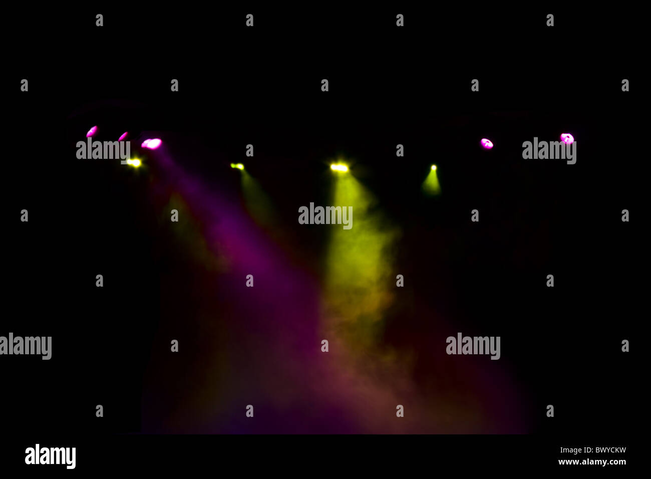 La lumière diffuse de la discothèque s'allume dans le noir Banque D'Images