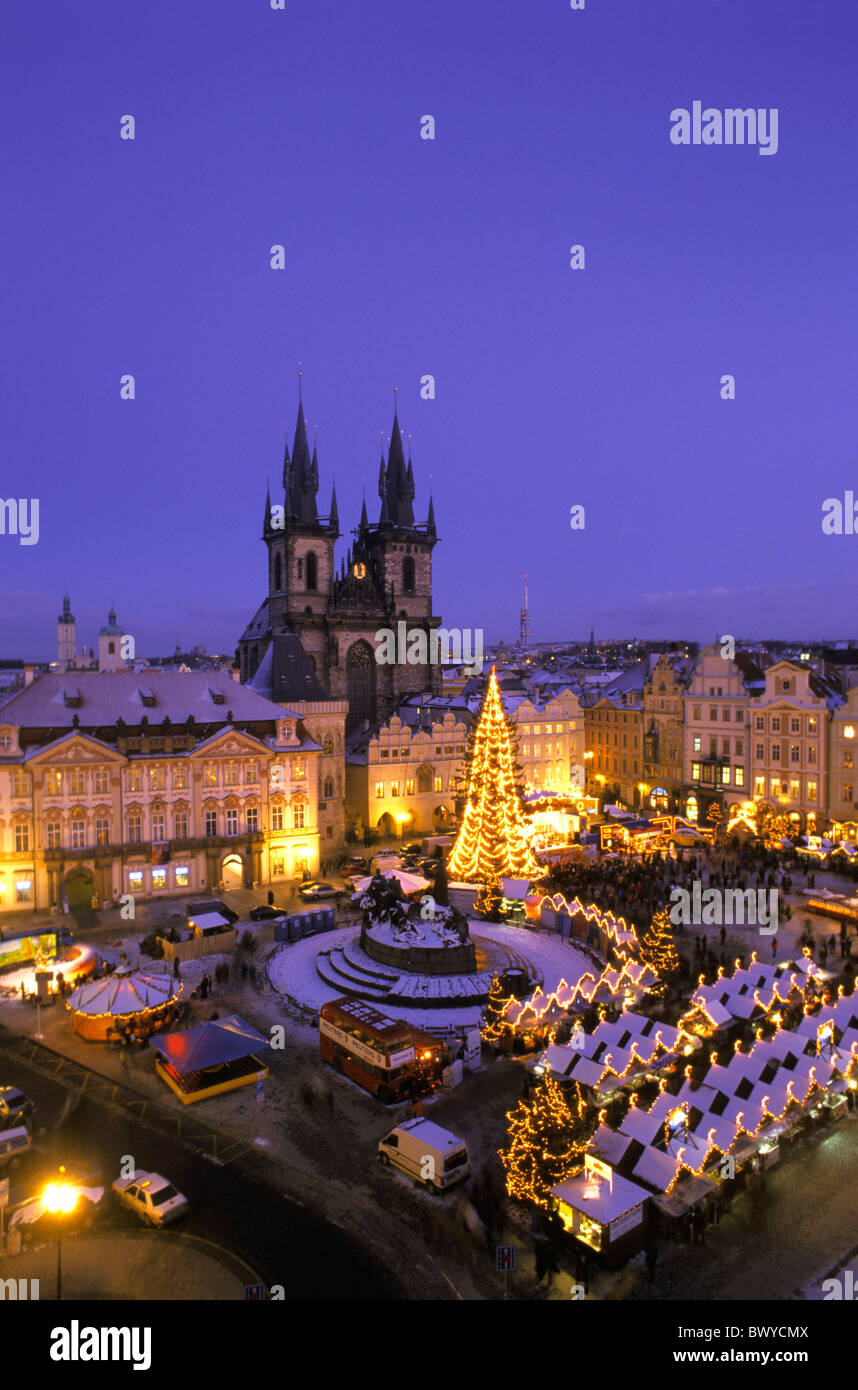 Vieille ville de nuit nuit neige Teinkirche Teynkirche Prague Tchéquie Europe sommaire Noël Noël fai Banque D'Images