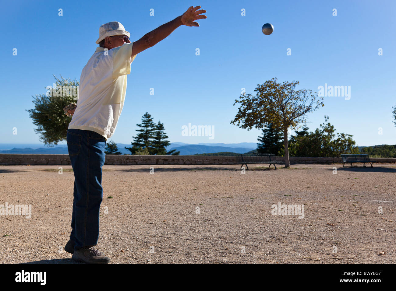 Un homme jette une boule lors d'un match à Mons, Var, Provence-Alpes-Côte d'Azur, France. Banque D'Images