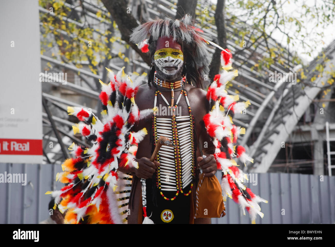 Carnaval de Trinidad mas indien homme posant dans la rue Banque D'Images