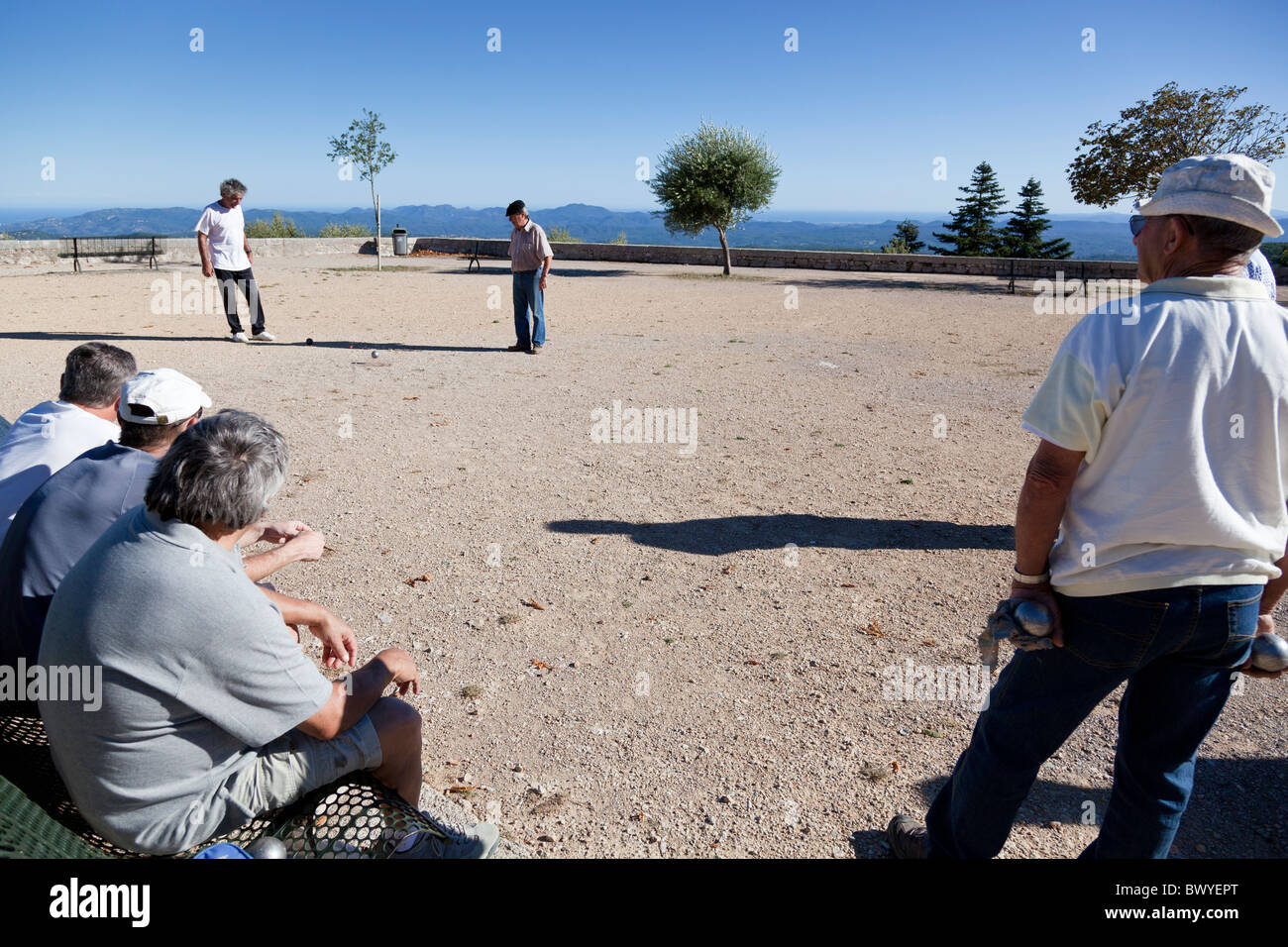 Trois hommes, l'air lors d'un jeu de boules, Mons, Var, Provence-Alpes-Côte d'Azur, France. Banque D'Images