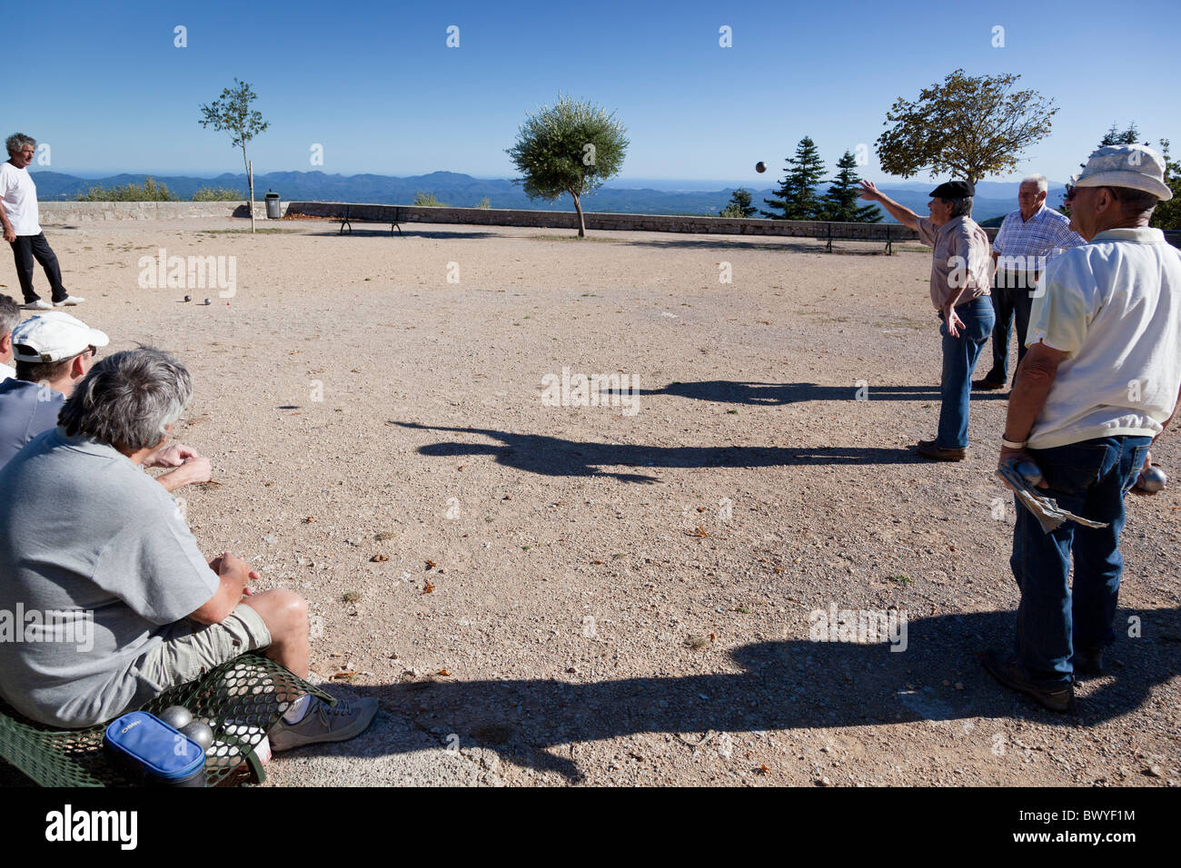 Un joueur lance sa boule tandis que regardé attentivement par les concurrents et les spectateurs, Mons, Var, Provence-Alpes-Côte d'Azur, France. Banque D'Images
