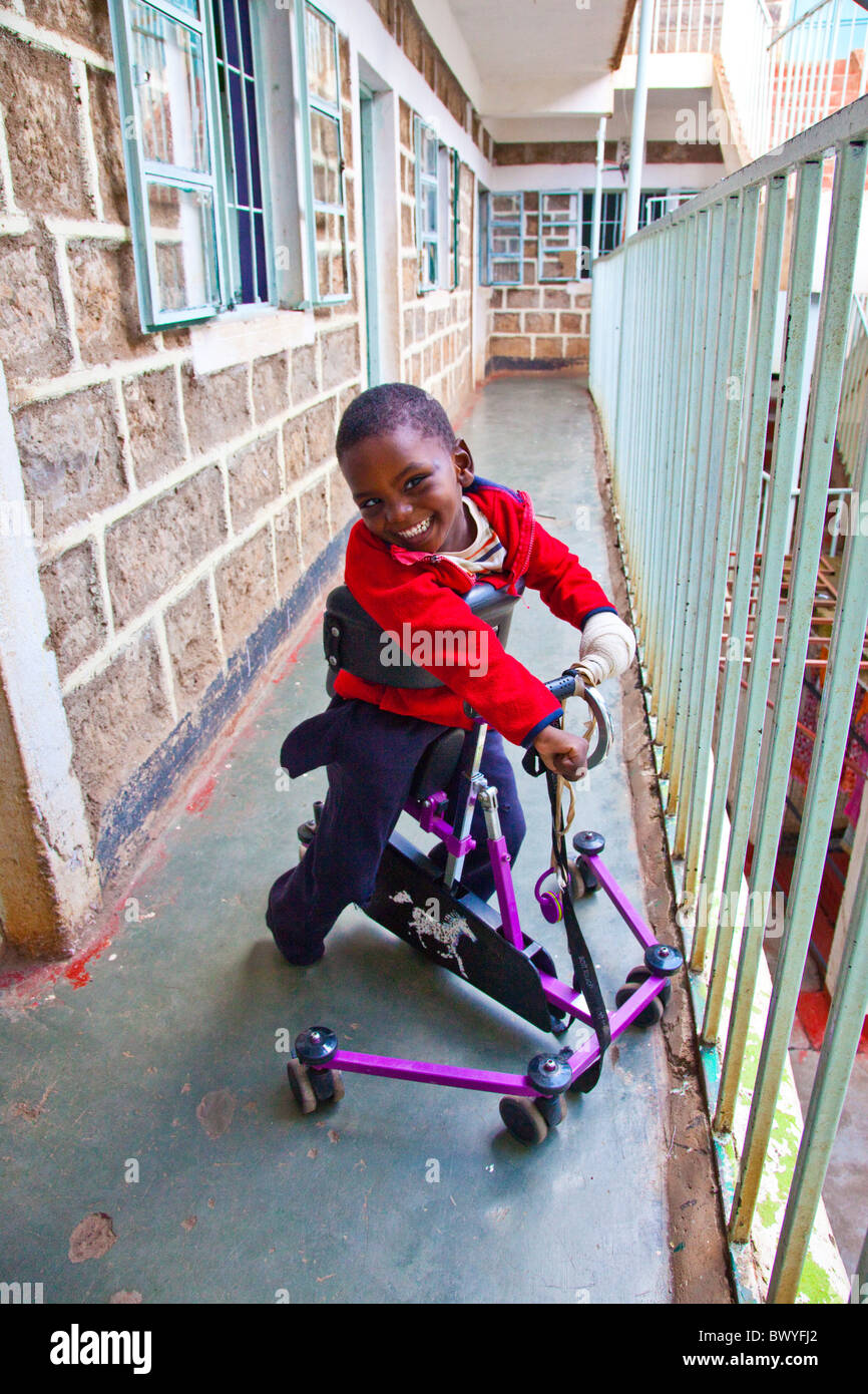 Thuo infligés à l'AIFA, la paralysie cérébrale, Maji Mazuri Children's Centre, Nairobi, Kenya Banque D'Images