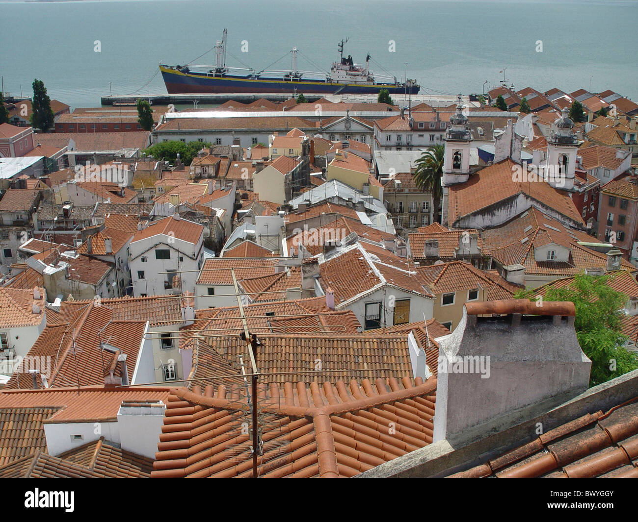 Toits harbour port coast Lisbonne Portugal ship town city sommaire shore Banque D'Images