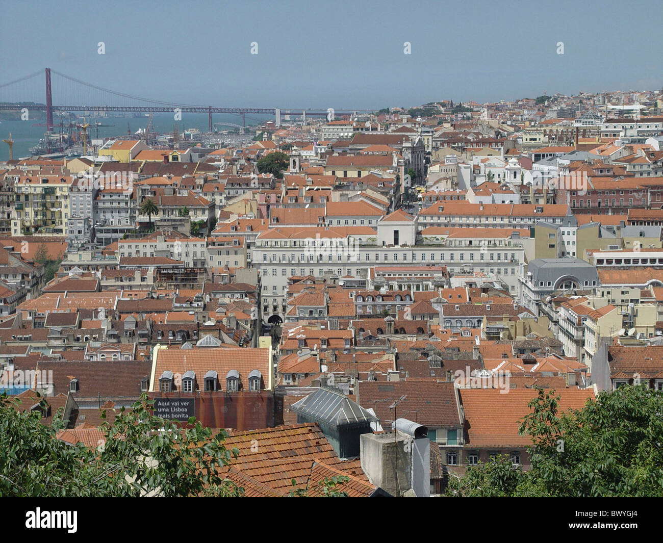 Pont pont suspendu de toits Baixa Lisbonne Portugal côte town city sommaire Banque D'Images