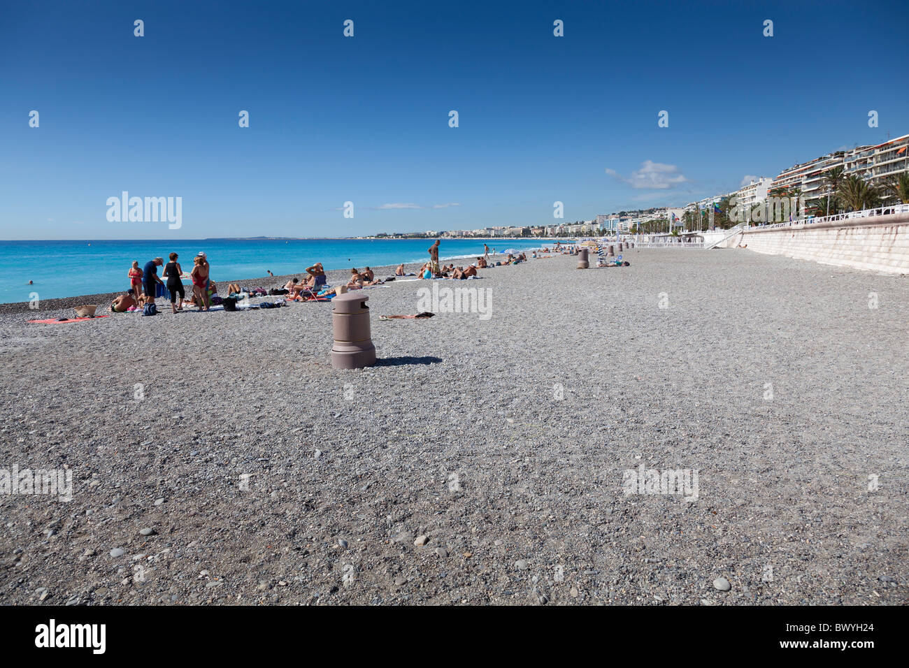 Le soleil sur la plage de galets de Nice, Provence, Alpes-Maritime Banque D'Images