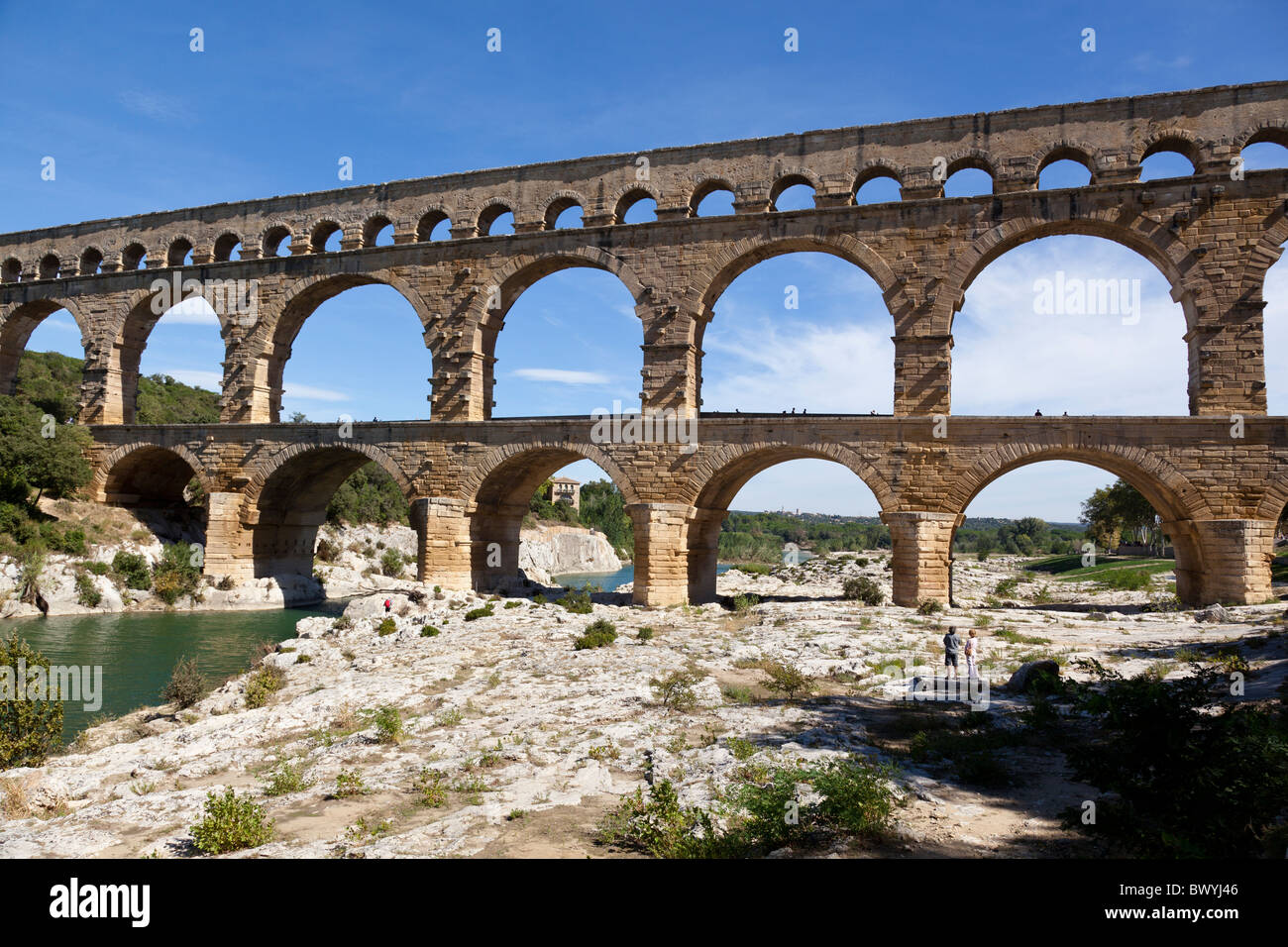 Vue sur le Pont du Gard de l'amont montrant la construction romaine complète, Gard, Languedoc-Roussillon, France Banque D'Images