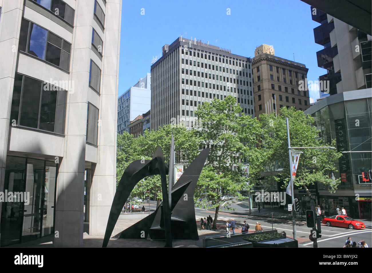 Grande sculpture d'acier résumé d'Alexander Calder, à la base de l'immeuble, Place de l'Australie, George Street, Sydney Banque D'Images