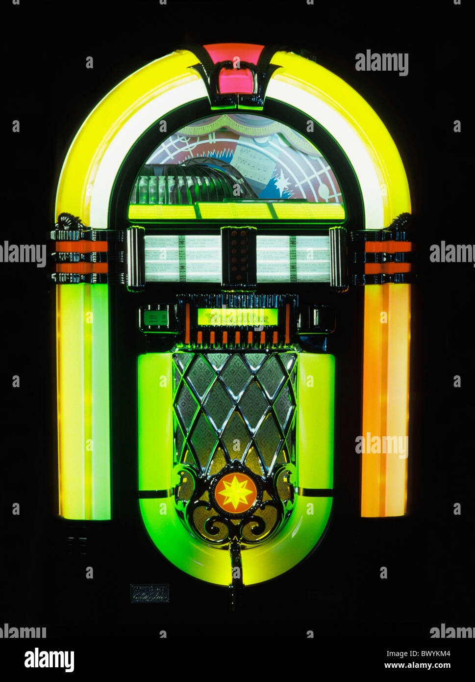 Machine device appareil radiant Jukebox music music machine music box  Wurlitzer avec nostalgie Photo Stock - Alamy
