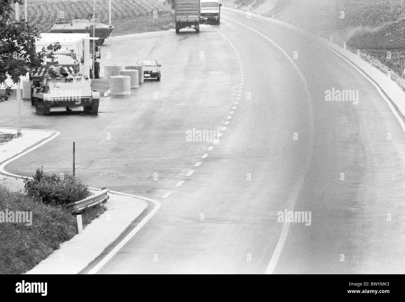 Guerre en ex-Yougoslavie - véhicules blindés de arny yougoslave sur la Slovénie Croatie fraîchement déclaré frontière en juin 1991 Banque D'Images
