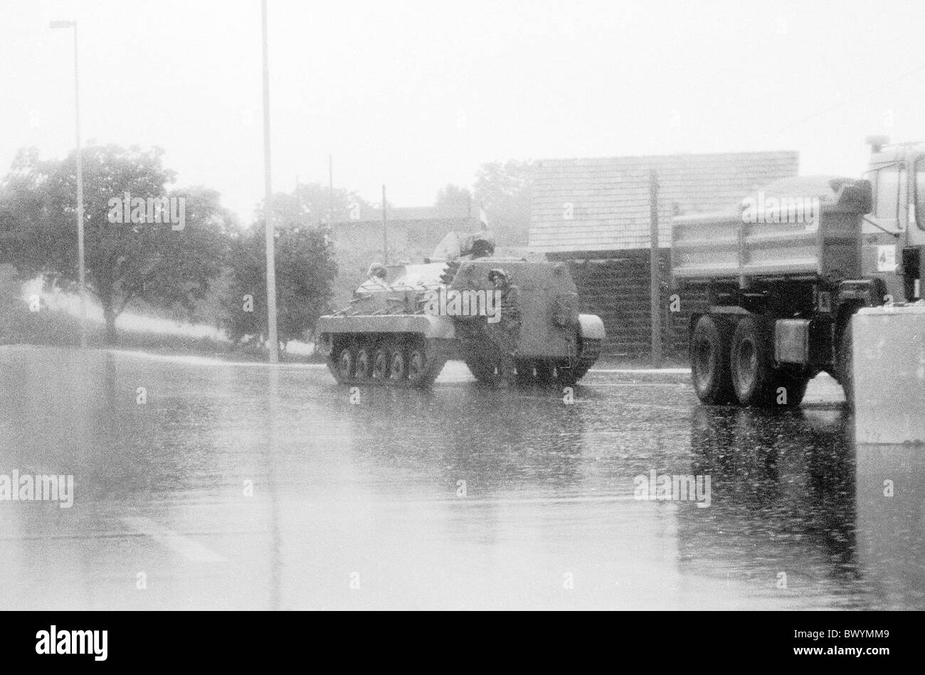 Guerre en ex-Yougoslavie - véhicules blindés de arny yougoslave sur la Slovénie Croatie fraîchement déclaré frontière en juin 1991 Banque D'Images