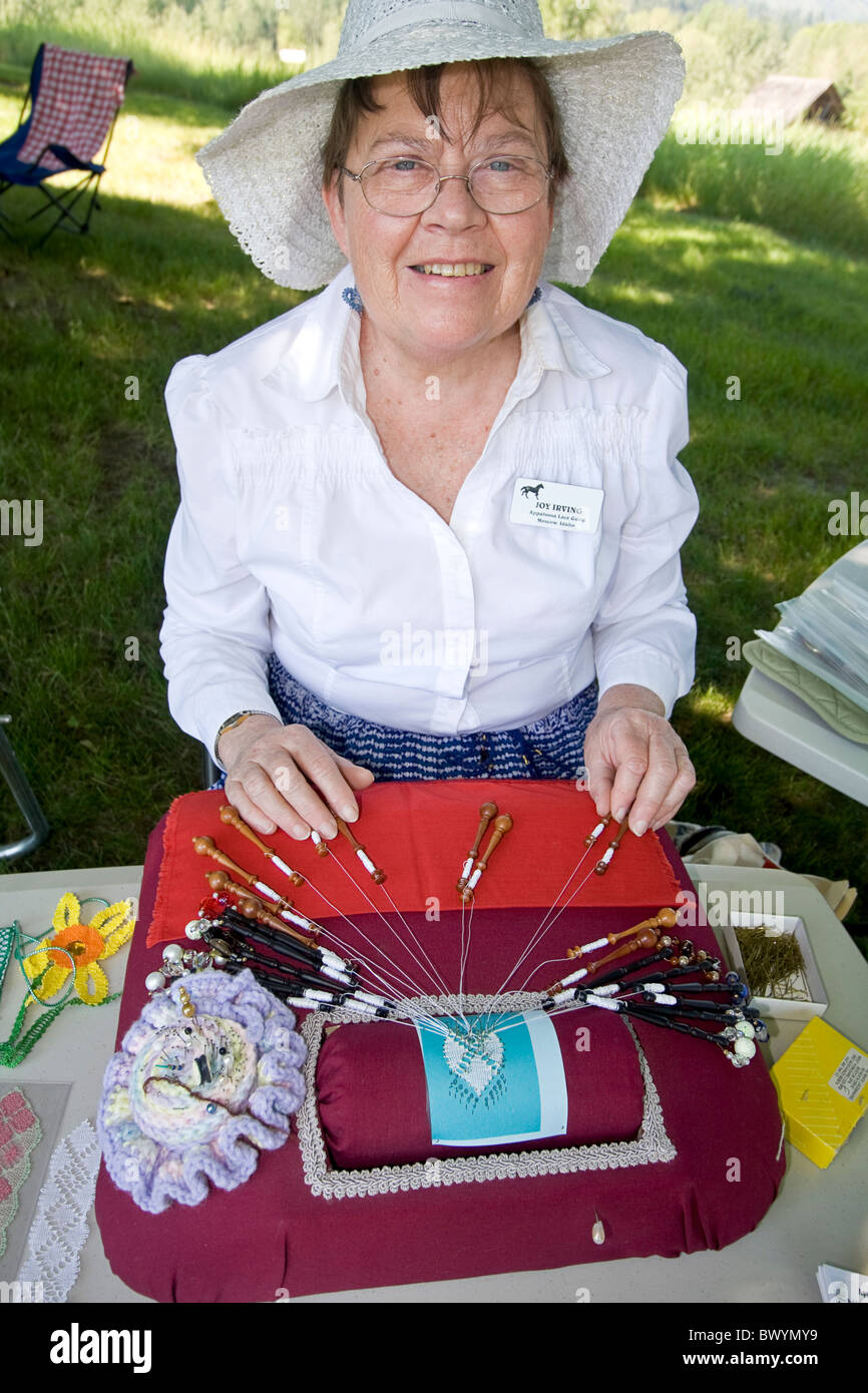 Femme montre comment faire de la dentelle à l'histoire vivante juste pour le motif de la Vieille Mission State Park à Cataldo, New York Banque D'Images