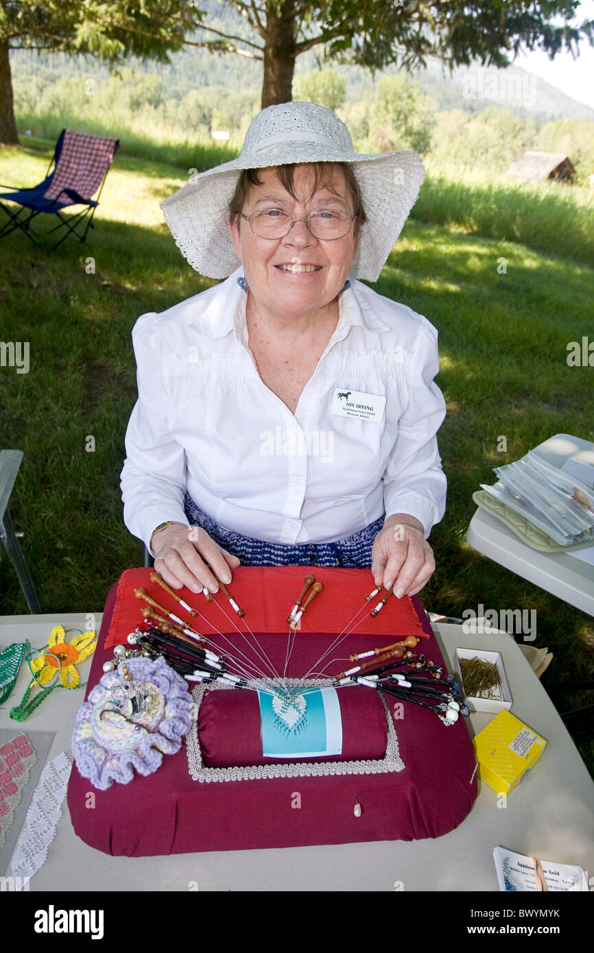 Femme montre comment faire de la dentelle à l'histoire vivante juste pour le motif de la Vieille Mission State Park à Cataldo, New York Banque D'Images