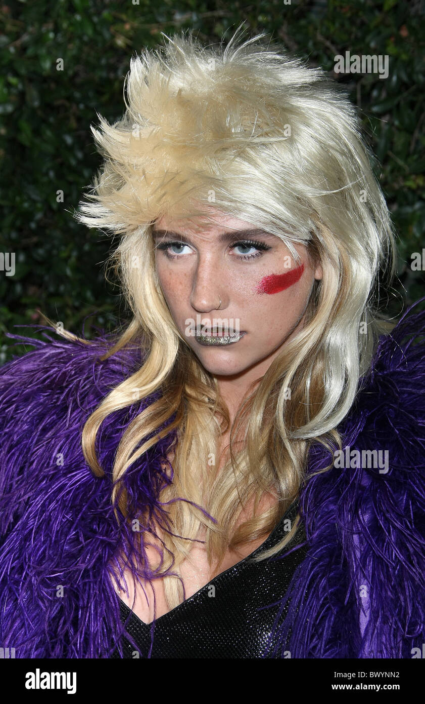 KESHA ROLLING STONE MAGAZINE héberge 2010 AMERICAN MUSIC AWARDS AFTER PARTY VIP HOLLYWOOD LOS ANGELES CALIFORNIA USA 21 nov. Banque D'Images