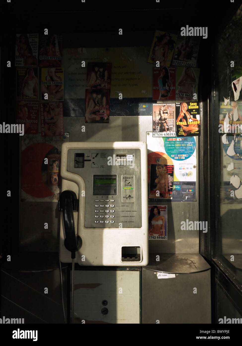 Angleterre Londres cartes de Call Girl dans un téléphone public fort Banque D'Images