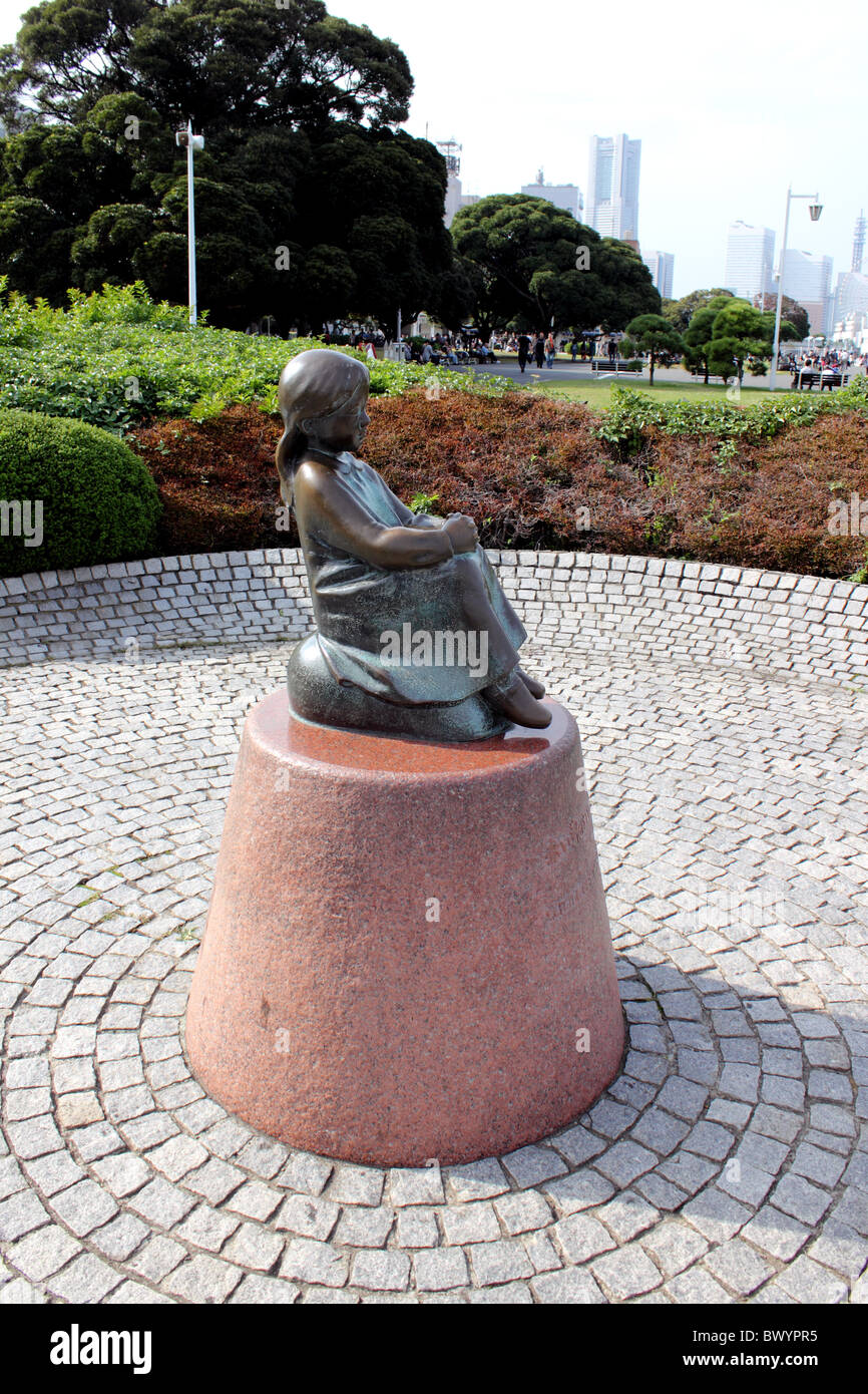 Célèbre Statue de petite fille aux chaussures rouges du parc Yamashita Asie Japon Yokohama Banque D'Images