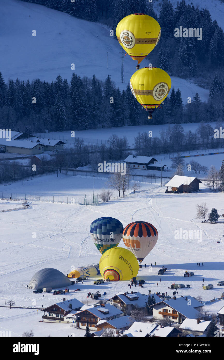 La réunion de l'air chaud ballooner en hiver Banque D'Images