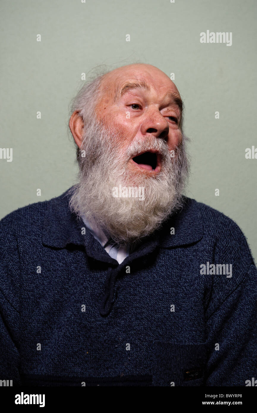 Portrait of caucasian isolés vieil homme chauve avec bouche ouverte et longue barbe blanche Banque D'Images