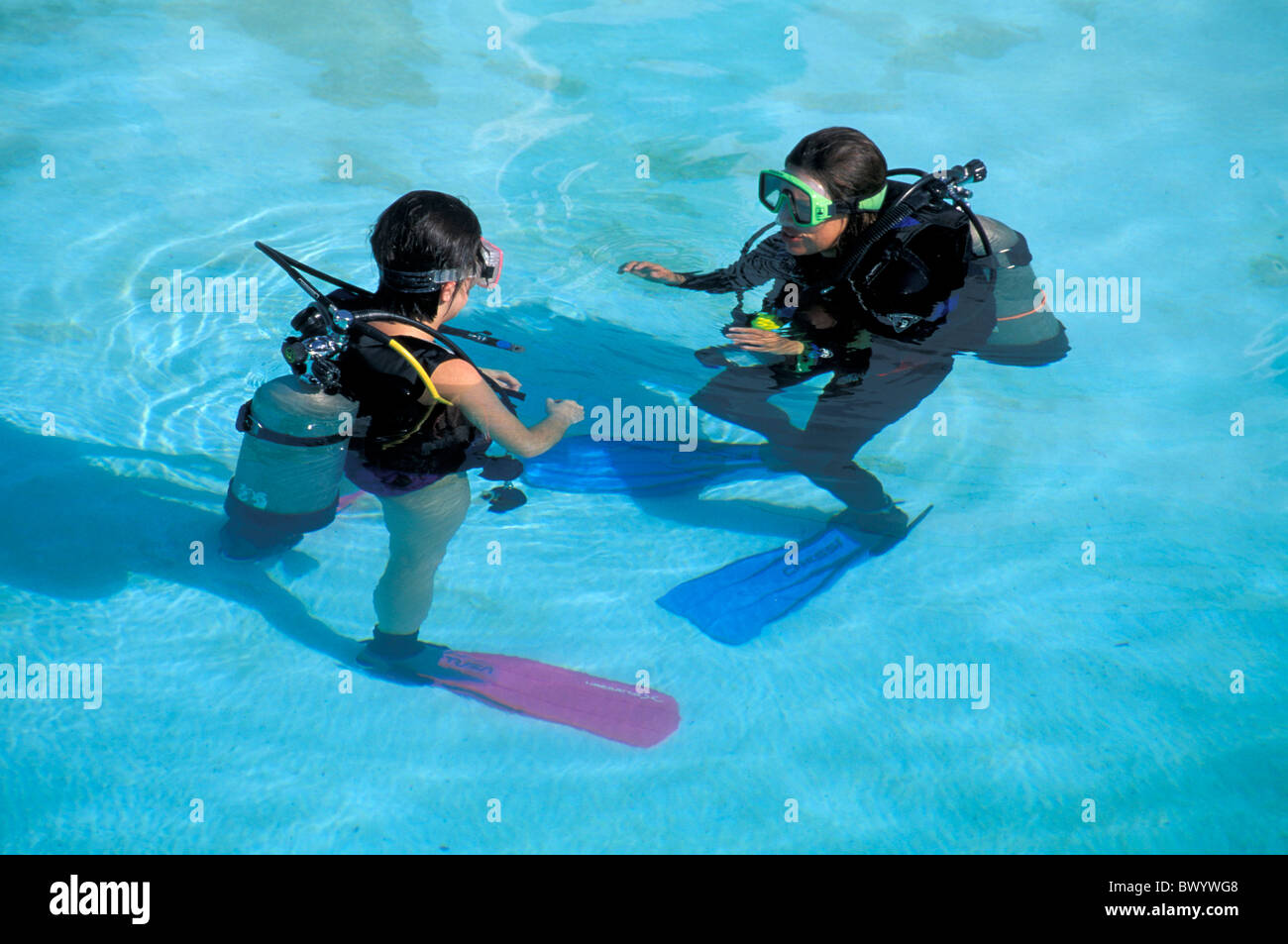 Cours de Plongée Cours de plongée equipement Dip Freeport Bahamas Grand Bahama vacances prix dans deux sports Banque D'Images