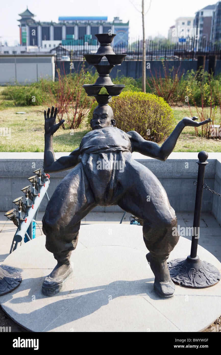 Statue de bols d'équilibrage, qui est l'un des huit Freaks de Shizhong Tianqiao, Square, Beijing, Chine Banque D'Images