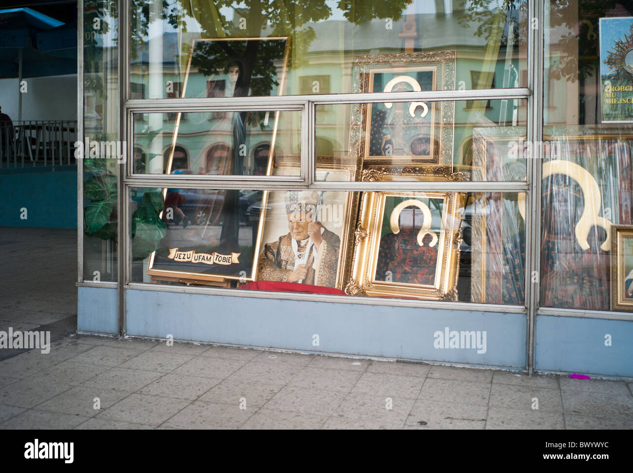 Une fenêtre d'un magasin vendant des articles de dévotion, Czestochowa, Pologne Banque D'Images