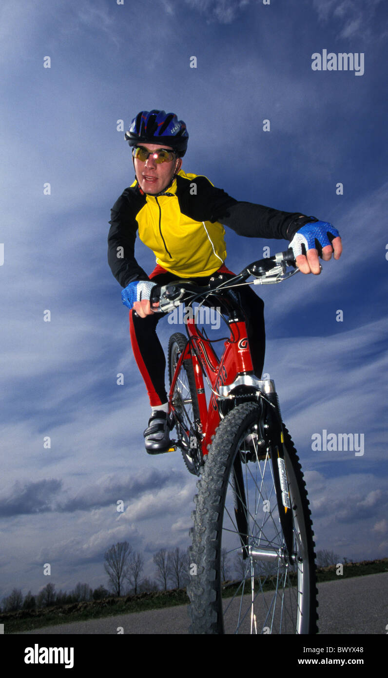 Vélo VTT vélo acrobatique blague fun Sports vtt homme Photo Stock - Alamy