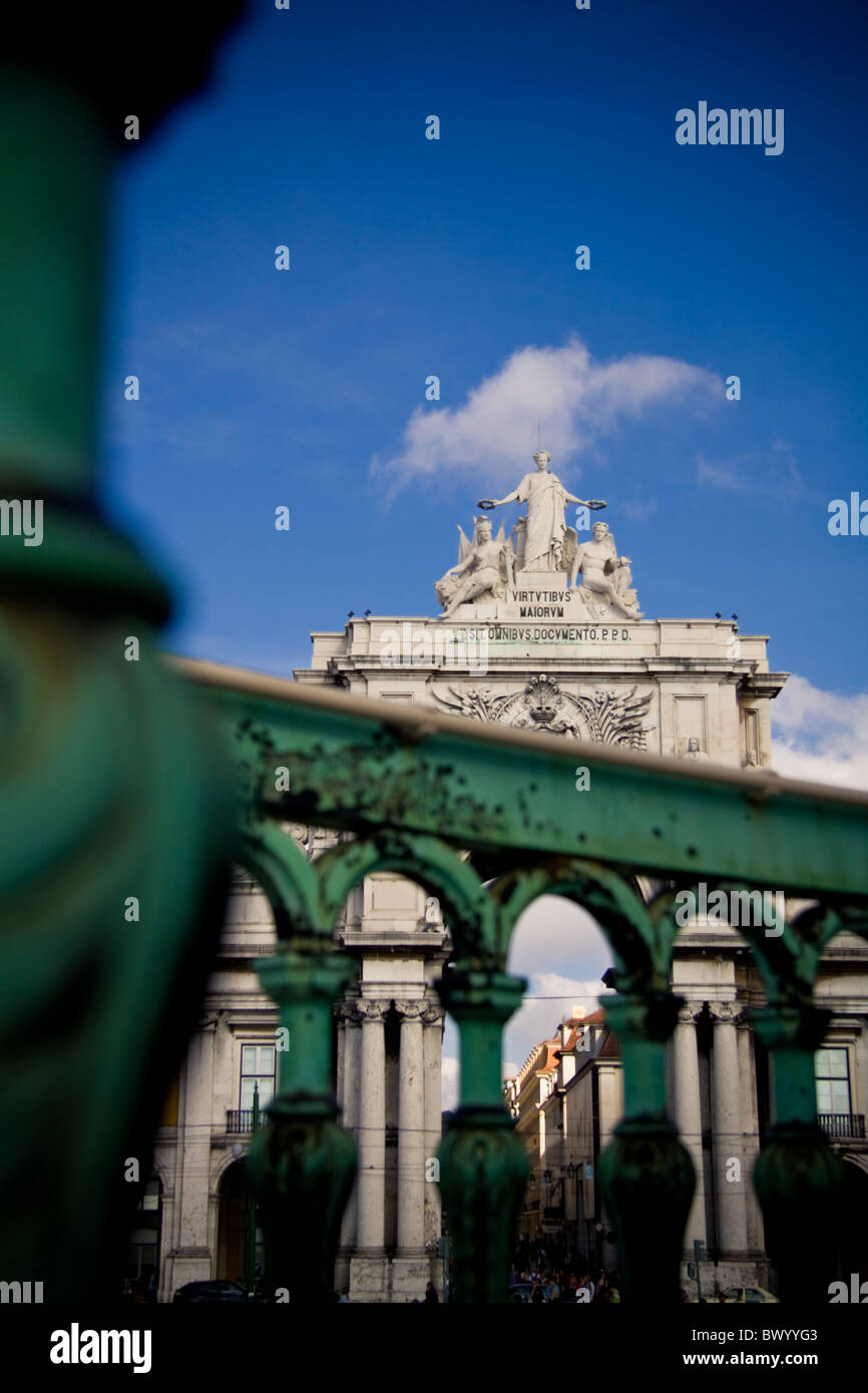 Photographie de la Rua Augusta Arch à Pracado Comercio à Lisbonne, Portugal, prises à partir de la base de la statue du roi Jose. Banque D'Images