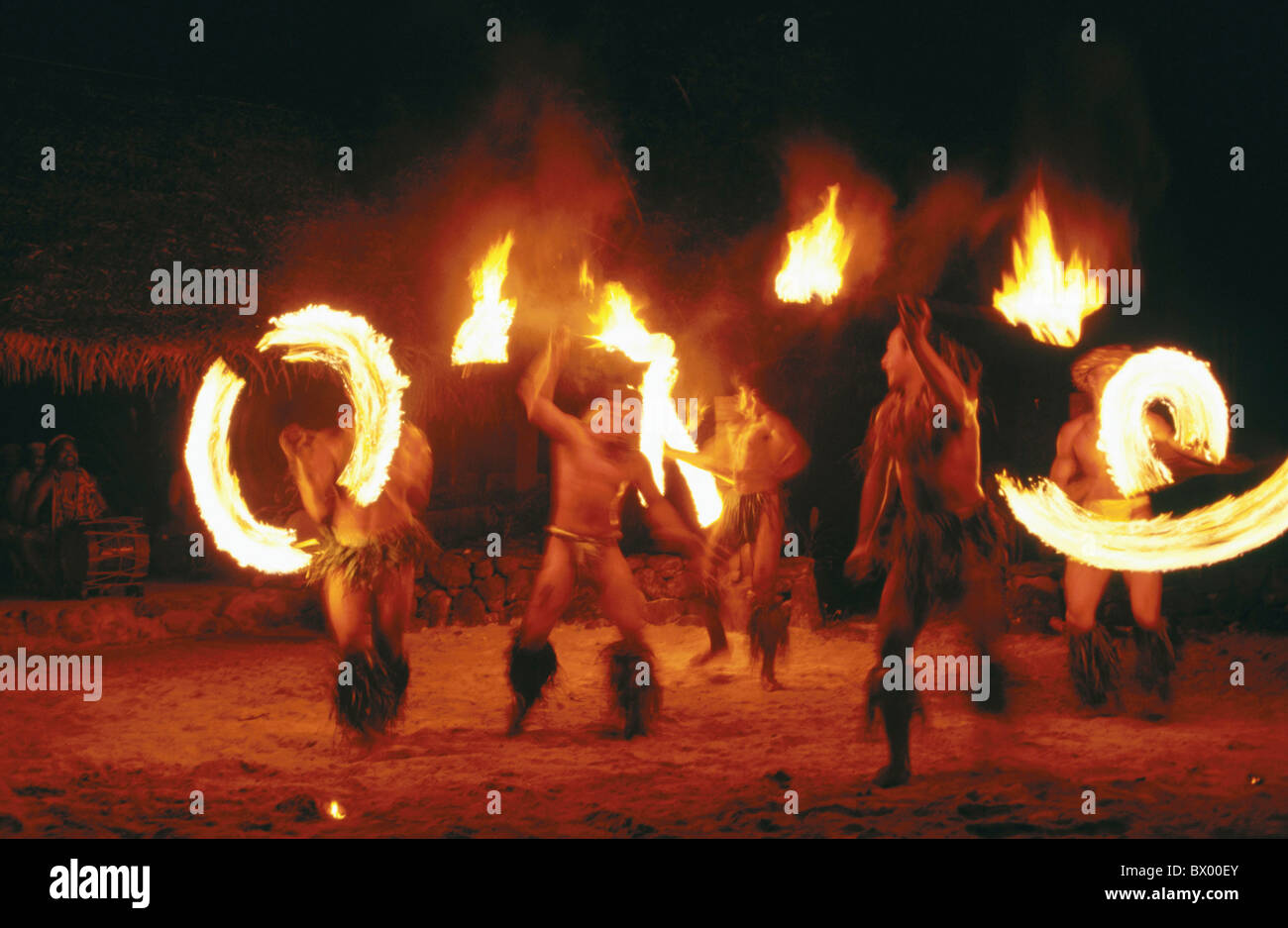 Les habitants hommes torches folklore tradition polynésienne à Moorea Polynésie Française danse nuit Tiki Village trad Banque D'Images