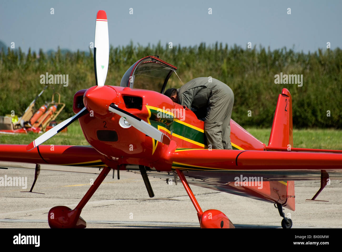 Maroc Morrocan air force de l'équipe d'ingénieur pilote de se pencher dans la cockpit avec avion sur la piste stand Banque D'Images