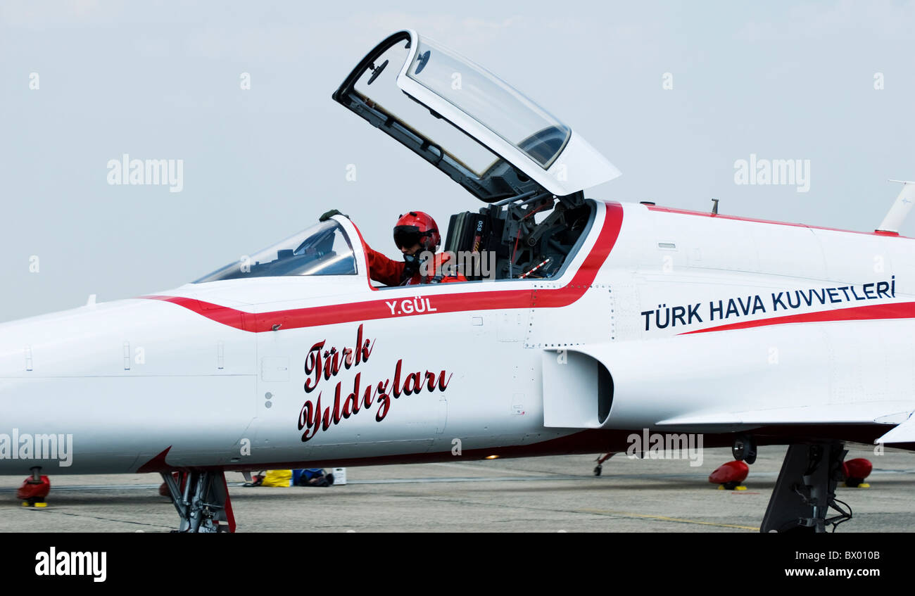 Turkish Stars Northrop NF-5 Chef d'équipe sur la piste avec cockpit ouvert et le casque de pilote sur les Banque D'Images