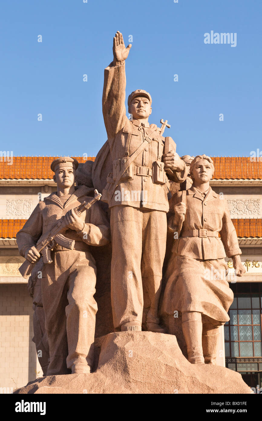 Une statue à l'extérieur du mausolée de Mao Zedong, Place Tiananmen, Pékin, Chine Banque D'Images