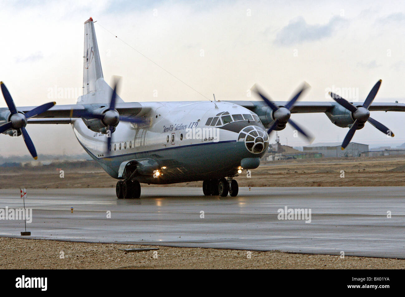 Un avion-cargo à l'atterrissage à l'aéroport au Camp Marmal, Mazar-e Sharif, Afghanistan Banque D'Images