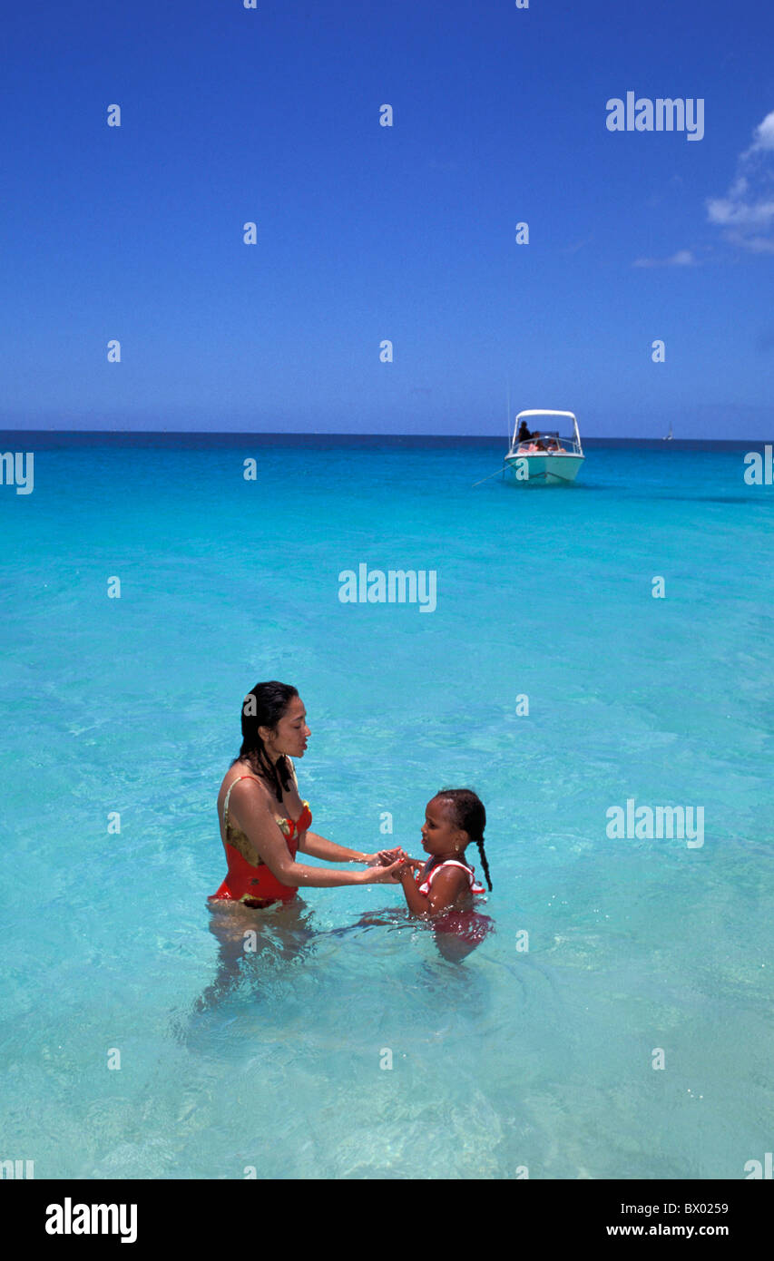 Des Caraïbes Antigua la baignade à la plage de Darkwood mère baignade plage mer vacances d'enfants Banque D'Images